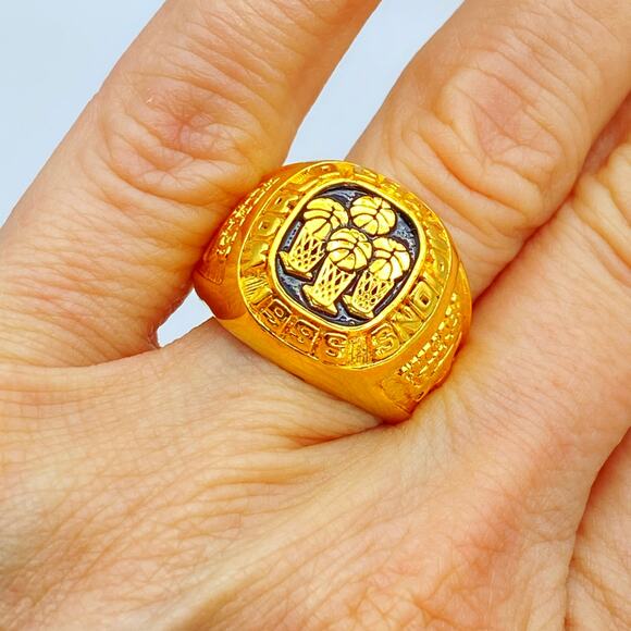 Chicago Bulls Michael Jordan 1996 Championship Ring Replica Gold Tone Size 9 - Picture 2 of 6